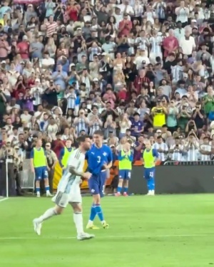 库拉索vs科特迪瓦-3-山呼海啸！ESPN晒现场视频：梅西替补登场时，球迷纷纷起立欢呼