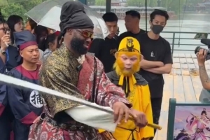乌拉圭vs佛得角-11-耍得不错！王鹤棣亲自教杰伦·布朗耍金箍棒 后者学得有模有样