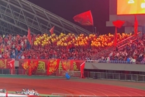 日本vs瑞典-国足vs泰国第7分钟现场球迷高喊武磊，并拼出“Wu Lei”的字样