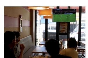 世界杯_波黑vs卡塔尔-韩媒：韩国世界杯首战恰逢工作日，市民三五成群聚集在炸鸡店看球
