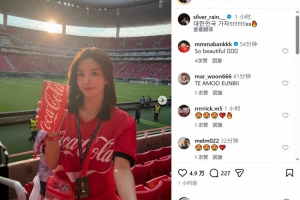 土耳其vs美国-8-韩国歌手权恩妃现场观看世界杯比赛，为韩国队加油助威