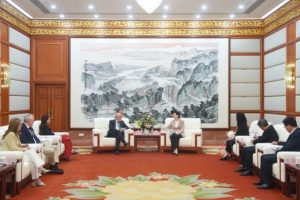 瑞士vs波黑-6-西甲主席特巴斯访问四川，进一步推动西甲与四川的交流合作