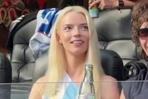 比利时vs埃及-10-美英阿籍女演员安雅·泰勒-乔伊观战世界杯，身穿阿根廷元素衣服
