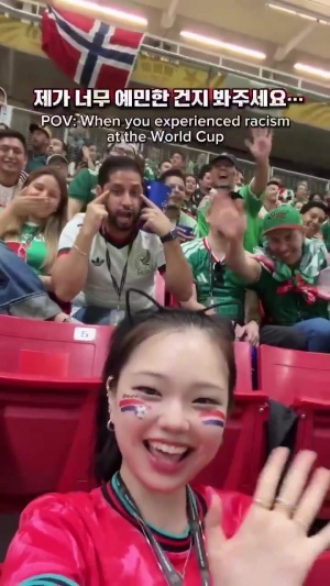乌拉圭vs佛得角直播-不太友善！韩国球迷博主看台自拍，身后墨西哥球迷做出拉眼角动作