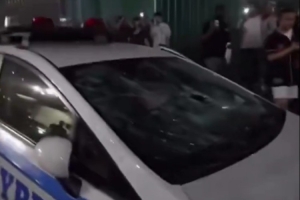 伊拉克vs挪威-9-开始狂欢！球迷在纽约大街上庆祝&警车玻璃被砸穿 警察维护秩序