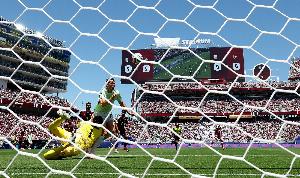 内维尔质疑瑞士获点回放未公布：为什么FIFA不给我们看VAR划线？