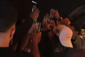 克罗地亚vs加纳-5-说到大家心坎里了！布伦森举杯敬酒高呼：法克文班！众人齐声附和