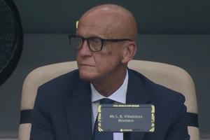 巴掌马vs英格兰-2-鹰眼！FIFA裁判委员会负责人，退役名哨科里纳观战沙特vs乌拉圭-70