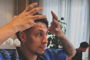 世界杯_海地vs苏格兰-瓦科晒克雷桑穿阿根廷复古球衣照，后者还做出戴皇冠动作