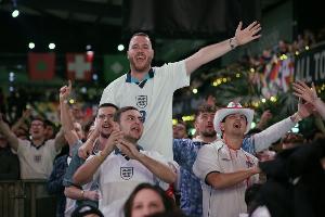 塞内加尔vs伊拉克直播-独立报：为了体验家乡玩不到的玩意，英格兰球迷涌入达拉斯射击场