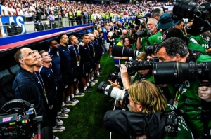 德国vs库拉索-9-图赫尔抱怨FIFA：唱国歌时身前50个摄影师怼脸，这破坏了我的体验