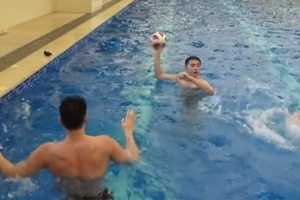 科特迪瓦vs厄瓜多尔-端午遇上世界杯！广东男篮训练间隙泳池玩起水上足球