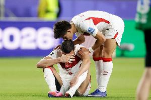 补时错失绝平！德米拉尔赛后捂脸痛哭，居莱尔亲吻头部安慰