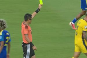 法国vs塞内加尔-4-都没话说！马宁果断出示黄牌 球员A默默走开 球员B转身竖大拇指